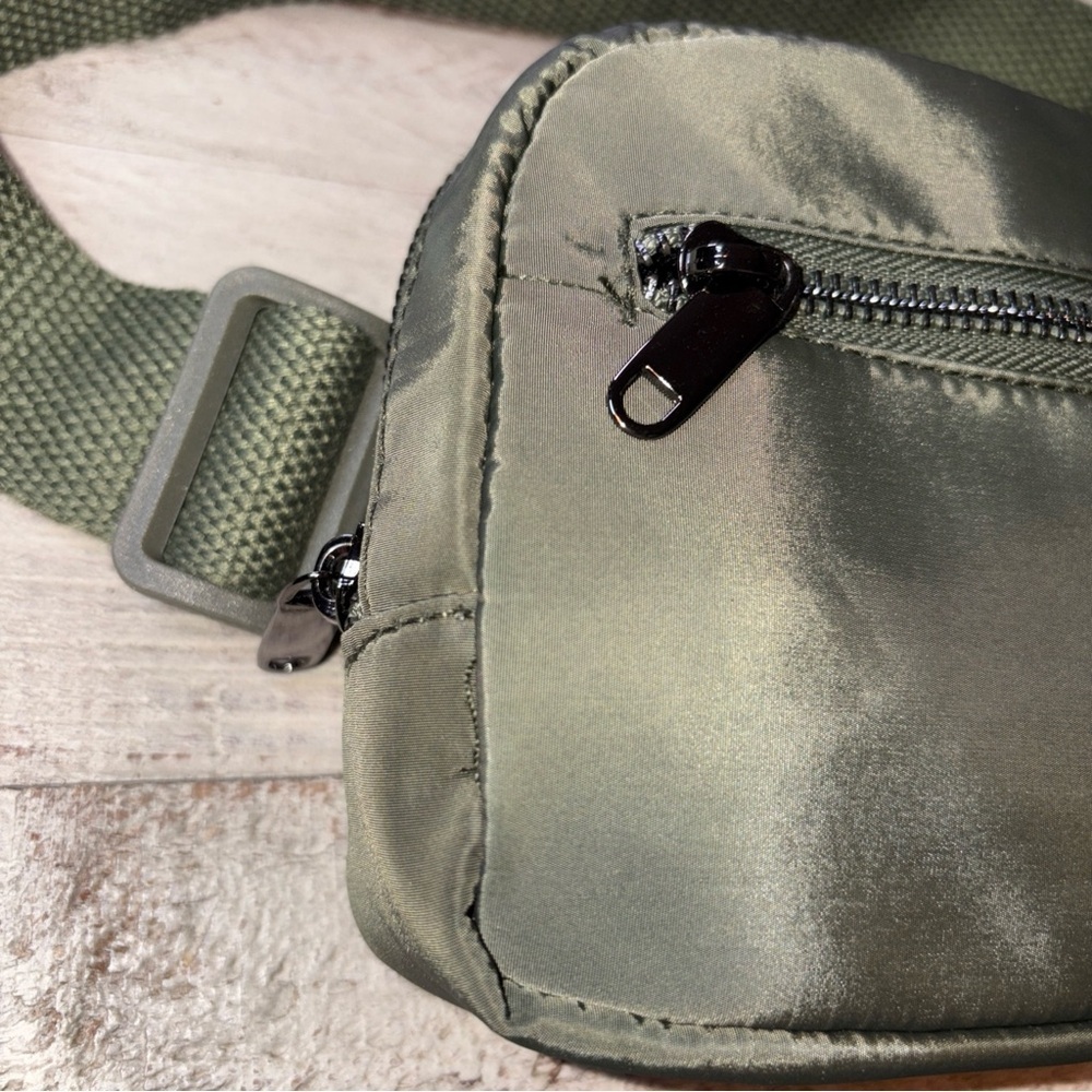 Wild Fable Women's Olive Green Small Fanny Pack Bag Adjustable Strap, NWT - Picture 4 of 12